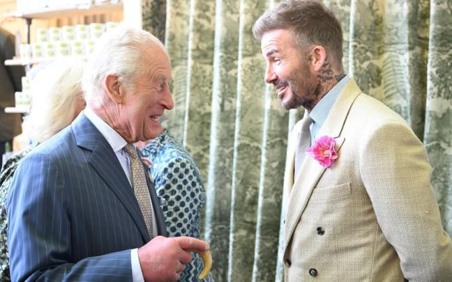 Carlos III charla con David Beckham durante un evento el pasado mayo.