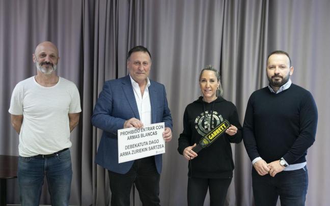 Detectores de metales y carteles informativos para impedir la presencia de armas blancas en locales de ocio de Pamplona.