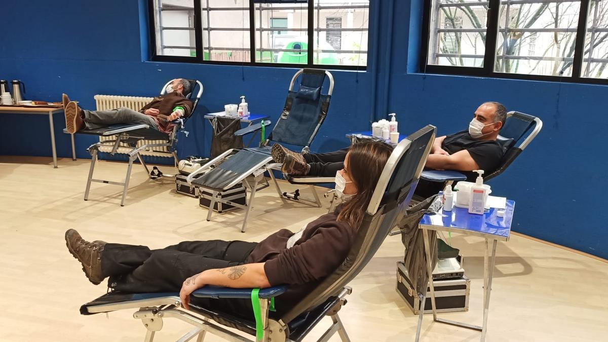Muchos voluntarios tumbados esperando su turno para donar sangre