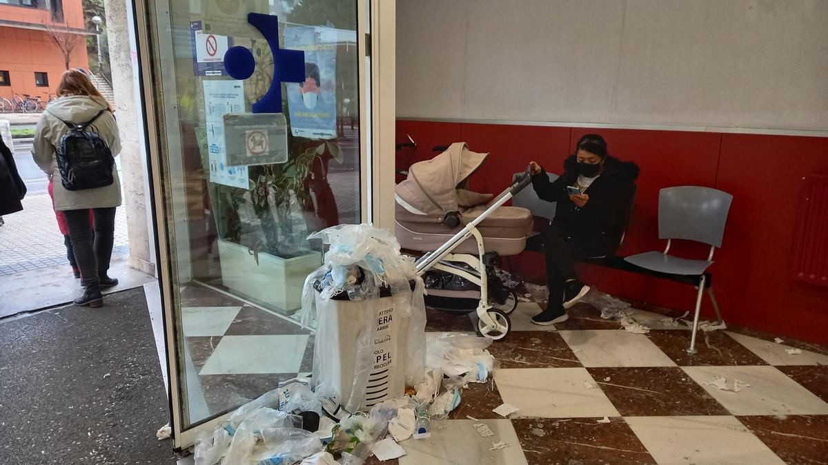 Suciedad acumulada en el ambulatorio de Gros, en Donostia