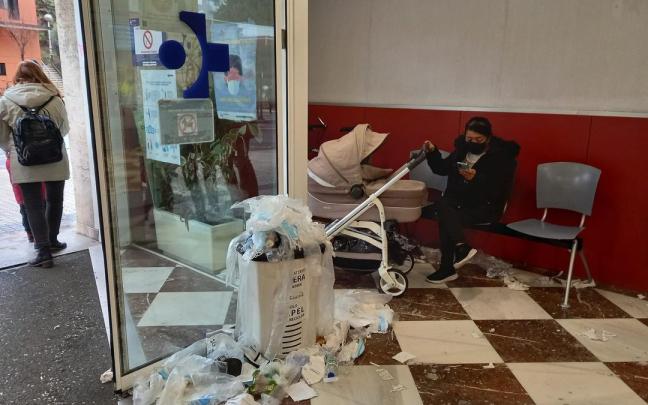 Suciedad acumulada en el ambulatorio de Gros, en Donostia