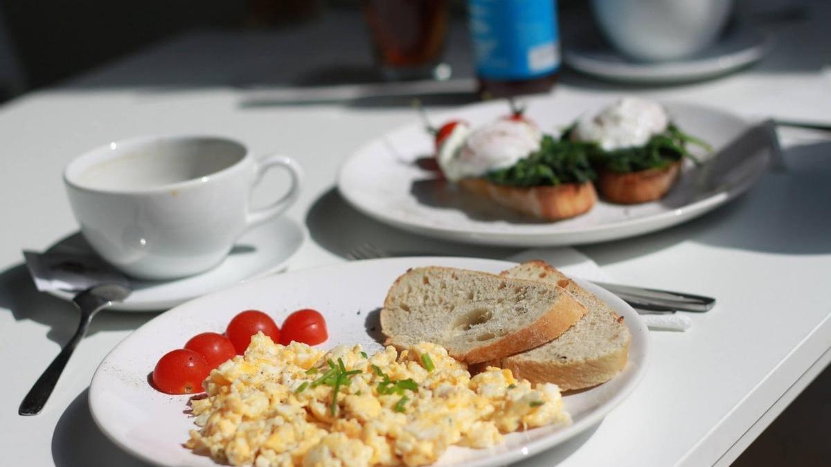 Desayuno con huevos revueltos
