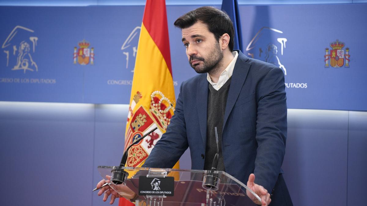 El portavoz del Grupo Mixto, Javier Sánchez Serna, durante una rueda de prensa en el Congreso de los Diputados