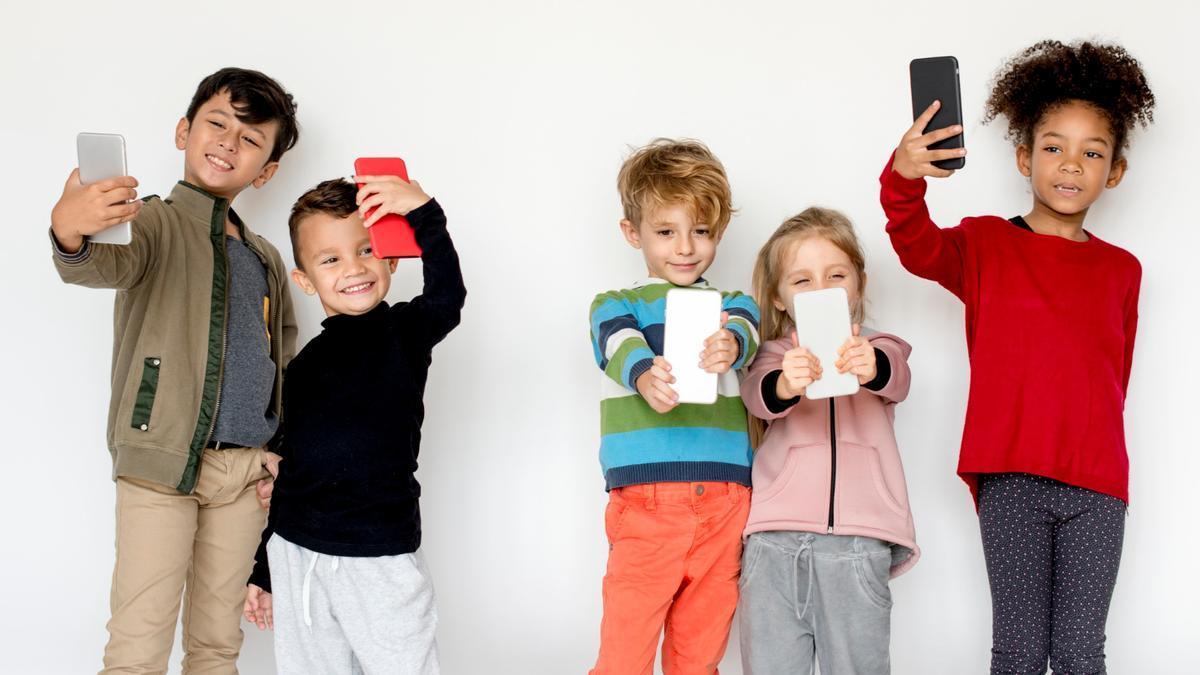 Cada vez más menores más jóvenes tienen acceso a un teléfono móvil.