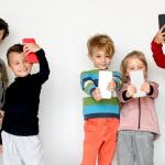 Cada vez más menores más jóvenes tienen acceso a un teléfono móvil.