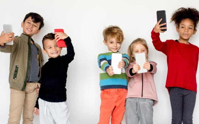 Cada vez más menores más jóvenes tienen acceso a un teléfono móvil. Cada vez más menores más jóvenes tienen acceso a un teléfono móvil.