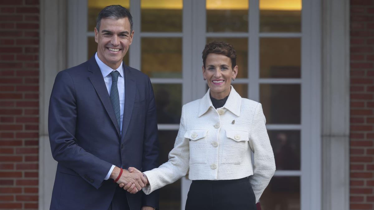 El presidente del Gobierno español, Pedro Sánchez, con la presidenta navarra, María Chivite