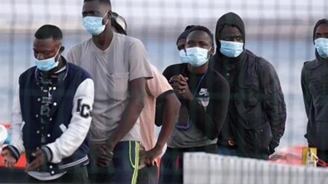 Un grupo de inmigrantes tras un rescate, en una imagen de archivo Un grupo de inmigrantes tras un rescate, en una imagen de archivo