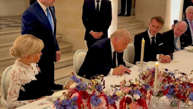 Captura de un vídeo difundido en la cuenta en X del asesor presidencial, Dan Scavino, del presidente de EE.UU., Donald Trump, firmando el acuerdo con Irán junto a su homólogo de Francia, Emmanuel Macron.