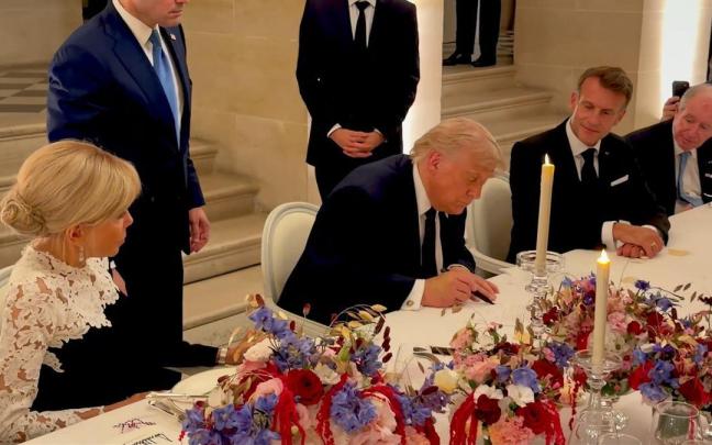 Captura de un vídeo difundido en la cuenta en X del asesor presidencial, Dan Scavino, del presidente de EE.UU., Donald Trump, firmando el acuerdo con Irán junto a su homólogo de Francia, Emmanuel Macron.