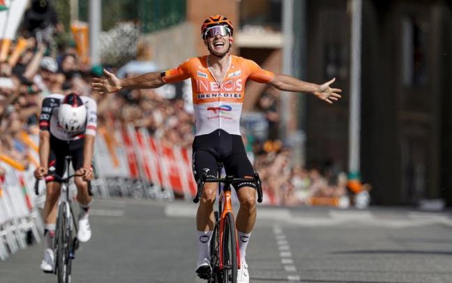 Axel Laurance celebra la victoria en la tercera etapa de la Itzulia disputada este miércoles.