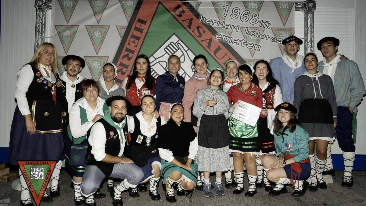 Representantes de Herriko Taldeak y la pequeña Arantza Castillo, en la entrega del cheque