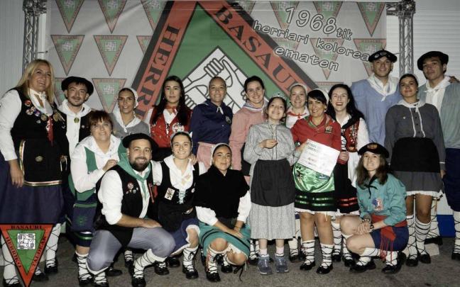 Representantes de Herriko Taldeak y la pequeña Arantza Castillo, en la entrega del cheque