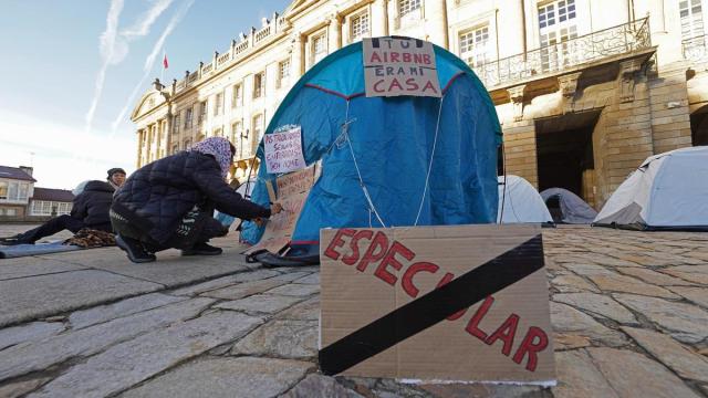 Acampada por la vivienda en la Plaza del Obradoiro en Santiago de Compostela