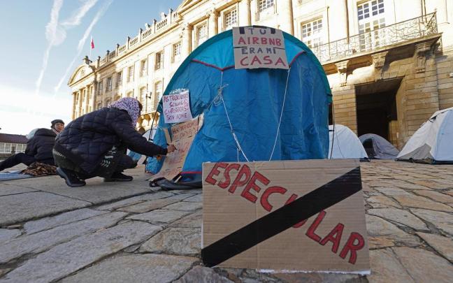Acampada por la vivienda en la Plaza del Obradoiro en Santiago de Compostela