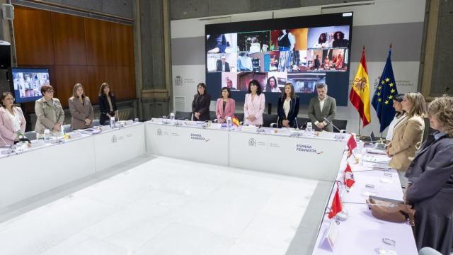 La ministra de Igualdad, Ana Redondo, acompañada de la secretaria de Estado de Igualdad y para la Erradicación de la Violencia contra las Mujeres, María Guijarro, y la delegada del Gobierno contra la Violencia de Género, Carmen Mart