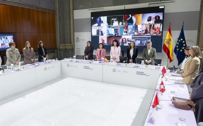 La ministra de Igualdad, Ana Redondo, acompañada de la secretaria de Estado de Igualdad y para la Erradicación de la Violencia contra las Mujeres, María Guijarro, y la delegada del Gobierno contra la Violencia de Género, Carmen Mart