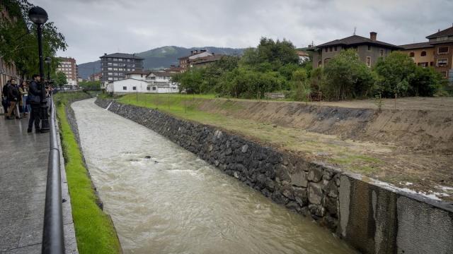 Tramo del Nervión aguas abajo del Puente Elizalde en Laudio / URA Tramo del Nervión aguas abajo del Puente Elizalde en Laudio