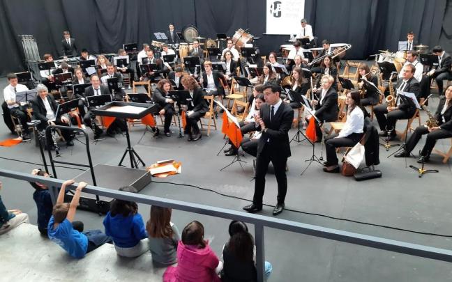 La banda es uno de los conciertos con alumnos y alumnas de la musika eskola.