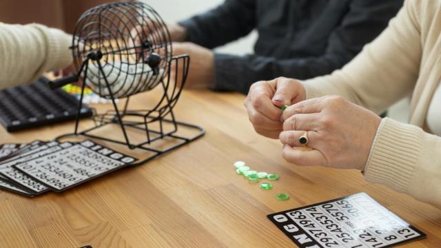 Personas jugando al bingo.