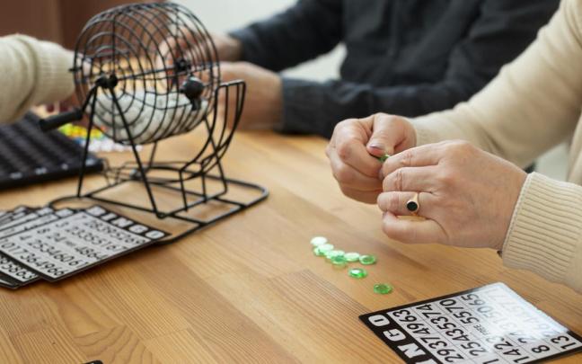 Personas jugando al bingo.