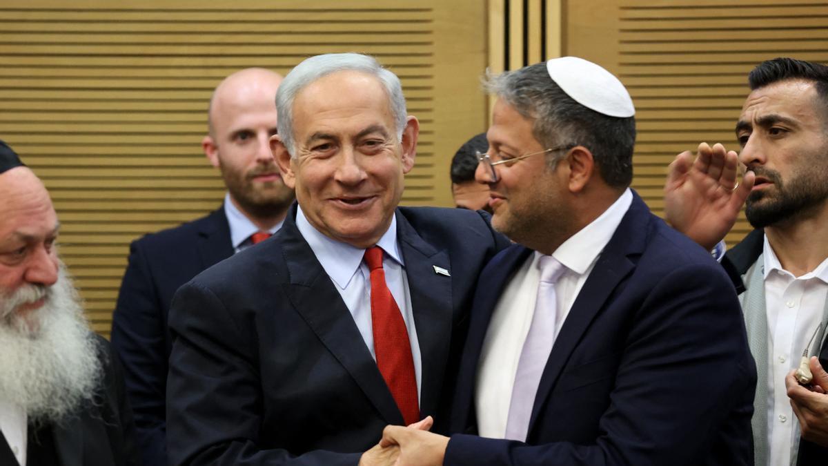 Netanyahu saluda al ministro Ben Gvir tras la aprobación de los presupuestos.
