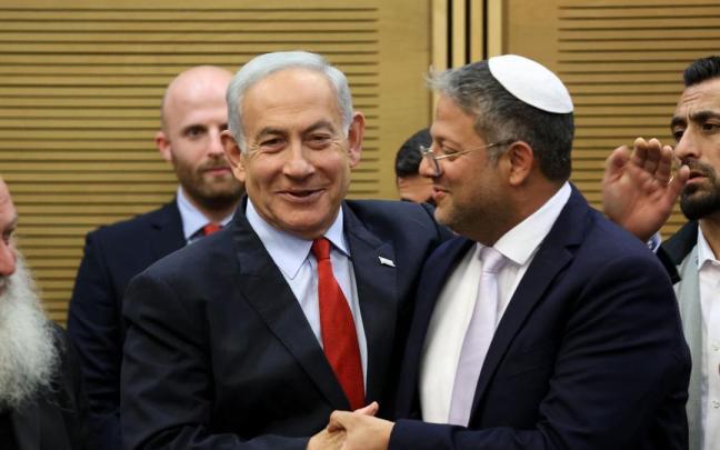 Netanyahu saluda al ministro Ben Gvir tras la aprobación de los presupuestos.