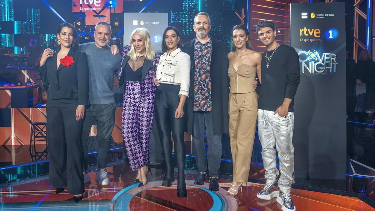 Foto de familia de los presentadores y el jurado del nuevo programa musical de La 1, ‘Cover Night’.