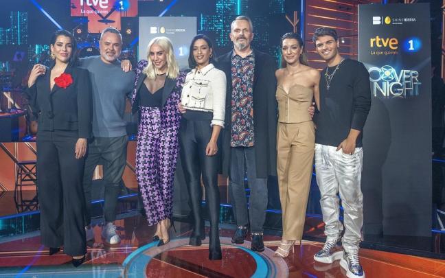 Foto de familia de los presentadores y el jurado del nuevo programa musical de La 1, &lsquo;Cover Night&rsquo;.