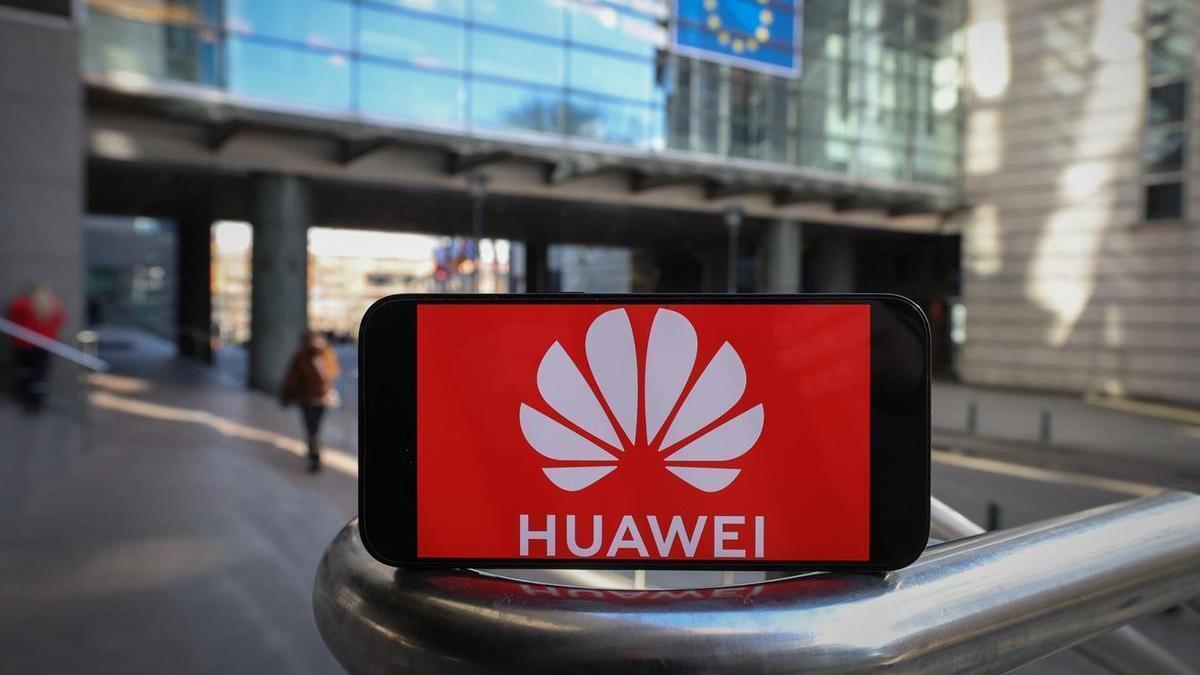 Un teléfono móvil con el logotipo de Huawei ante el Parlamento Europeo en Bruselas.