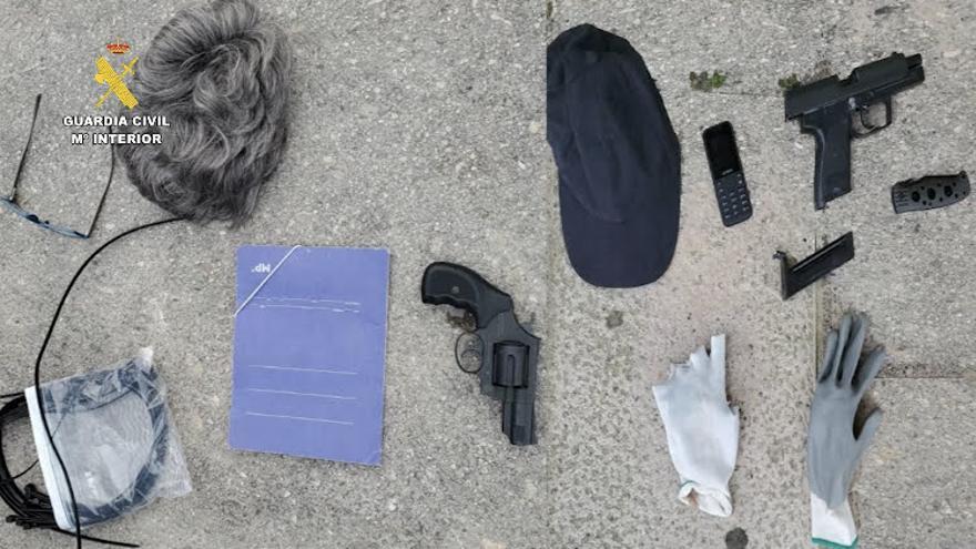 Peluca y otros efectos para el enmascaramiento.