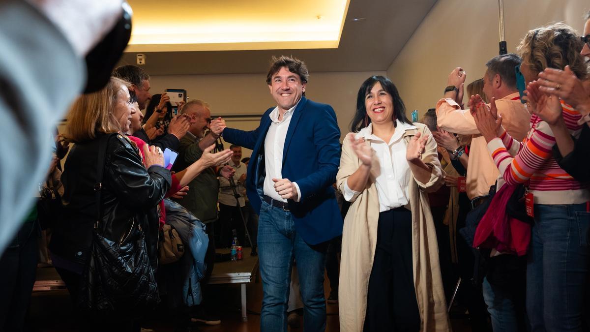 El candidato del PSE a lehendakari y líder de los socialistas vascos celebra los resultados electorales.