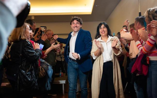 El candidato del PSE a lehendakari y líder de los socialistas vascos celebra los resultados electorales. / EFE El candidato del PSE a lehendakari y líder de los socialistas vascos celebra los resultados electorales.