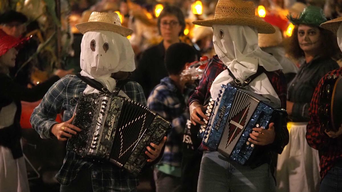Los trikitilaris rompieron con su música la silenciosa marcha en su paso por el centro urbano de la localidad.