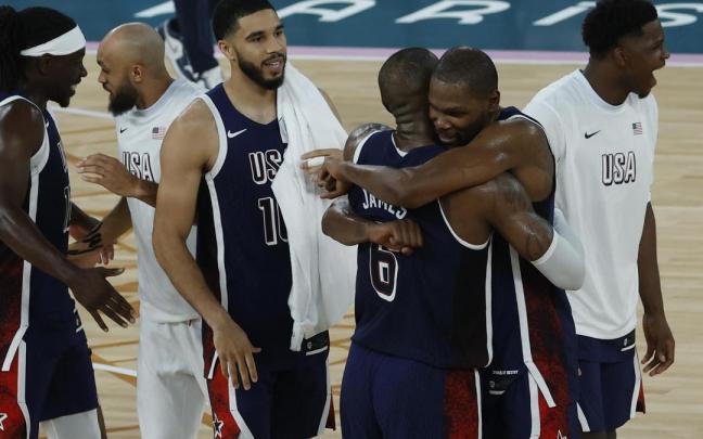 Los jugadores estadounidenses celebran la victoria ante Francia en la final de Baloncesto masculino