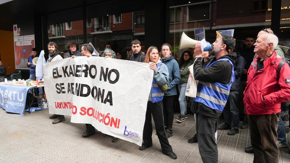 Concentración ayer de apoyo a los vecinos de El Kalero alojados en un hotel de Bilbao