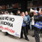 Concentración ayer de apoyo a los vecinos de El Kalero alojados en un hotel de Bilbao