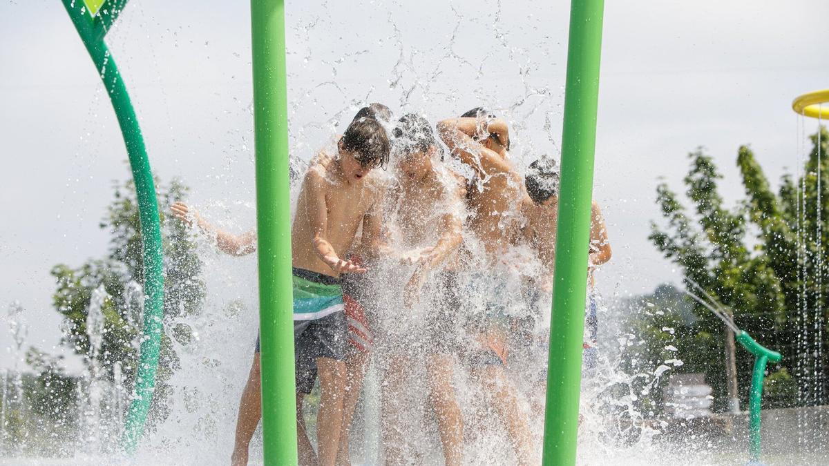 Niños disfrutando de las atracciones con agua