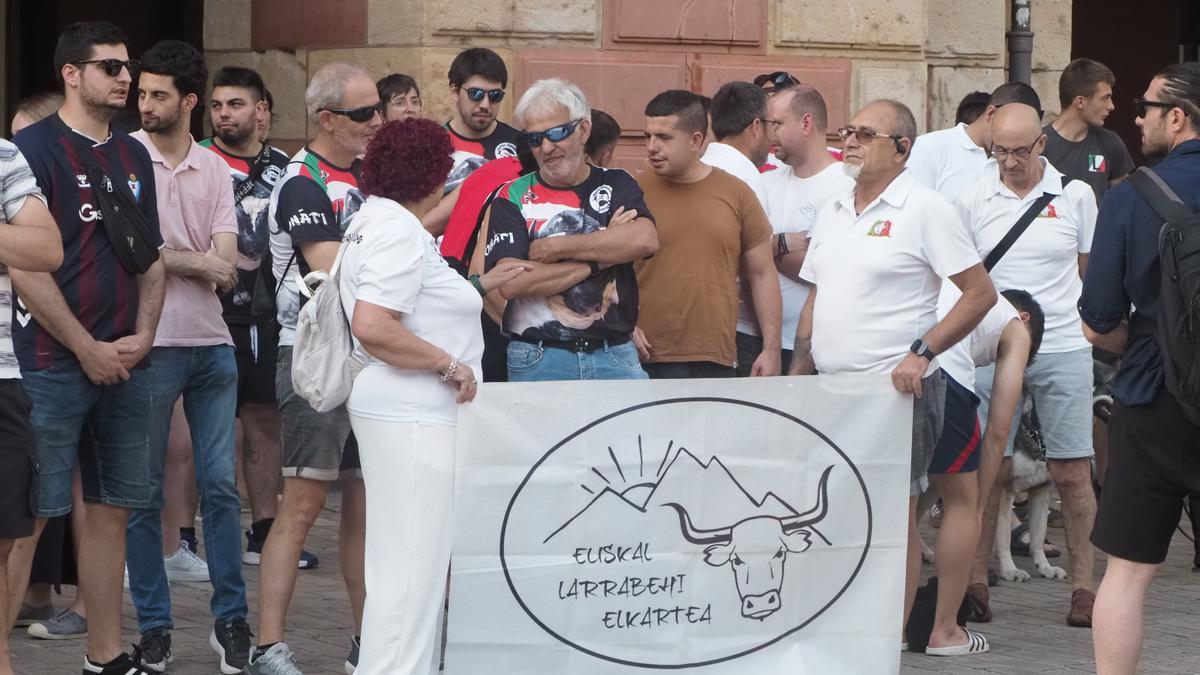 Concentración de apoyo a la sokamuturra antes del pleno.