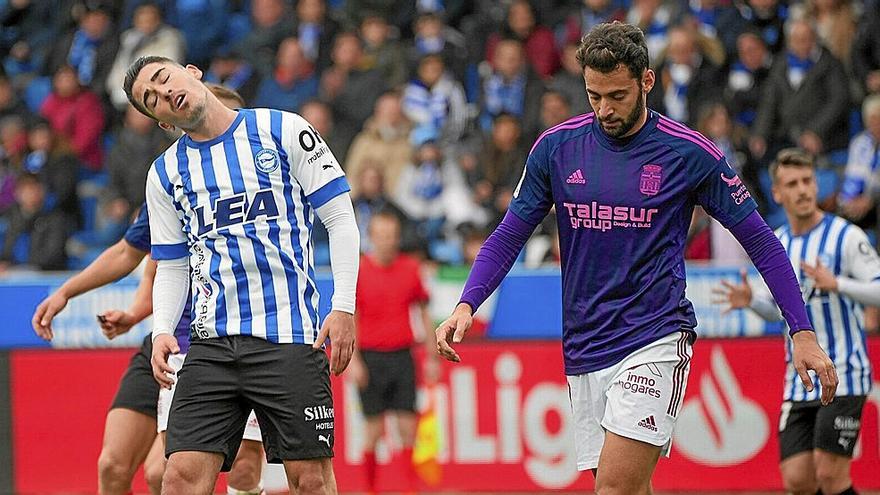 Moya tuerce la cabeza en un momento del pasado encuentro liguero ante el Cartagena.