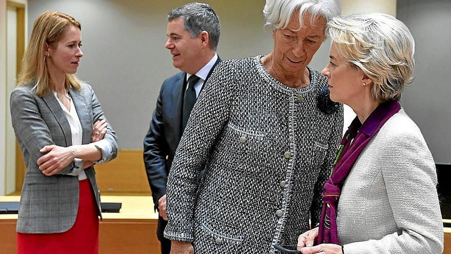 Christine Lagarde conversa con la presidenta de la Comisión Europea, Ursula von der Leyen.