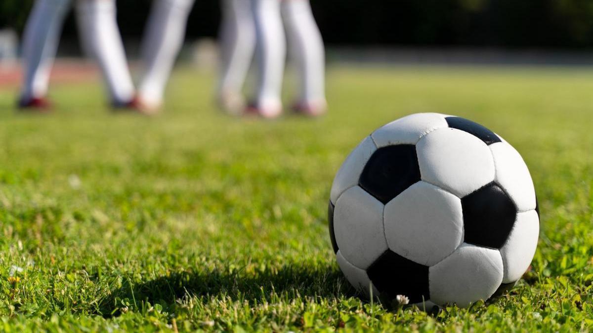 Varias jugadoras en un campo de fútbol.