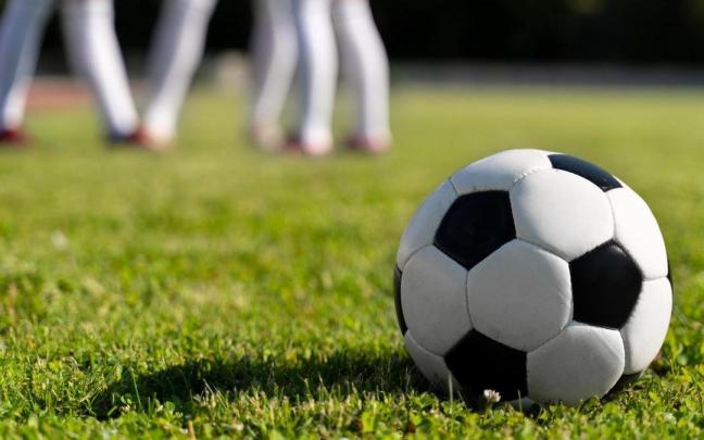 Varias jugadoras en un campo de fútbol.