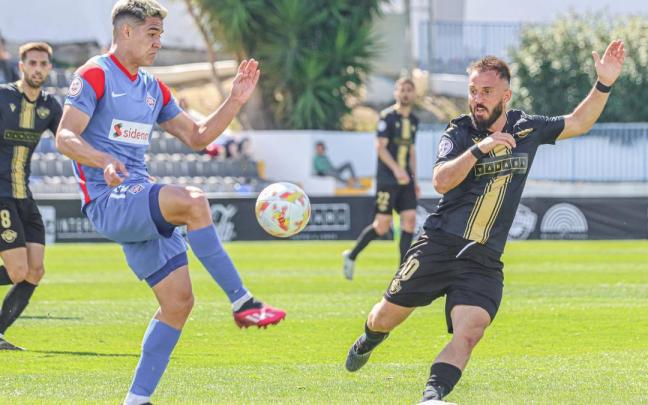 Jorge Yriarte controla un balón ante la presencia de un jugador del Intercity.
