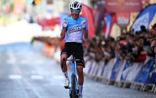 Ben O'Connor celebra la victoria tras su gran actuación.