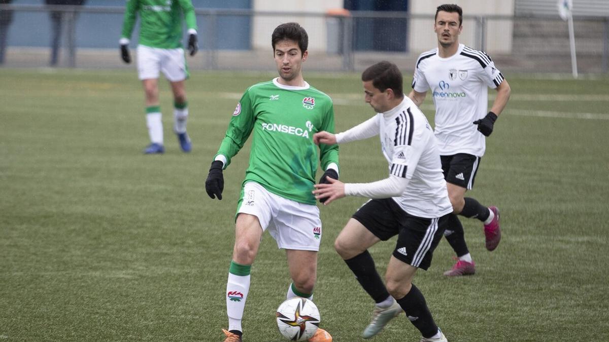 Un jugador del A.D. San Juan disputa el balón en un partido de Segunda RFEF