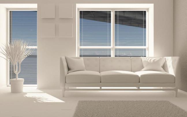 Sala de estar con persianas venecianas en las ventanas.