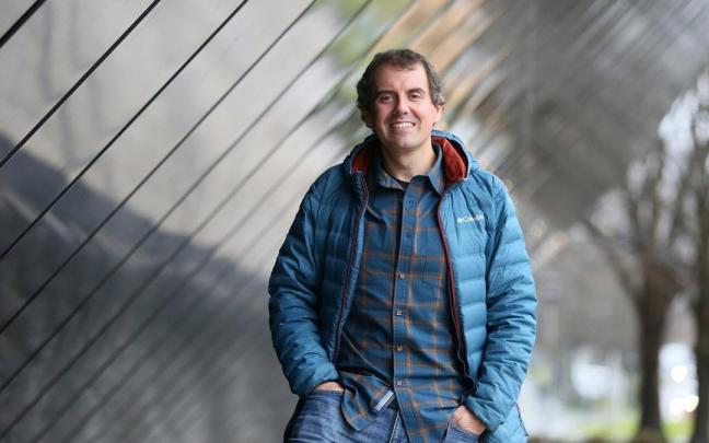 Mikel Lizarralde, diagnosticado de esclerosis múltiple, narra en 'Zazpi' su reto personal.