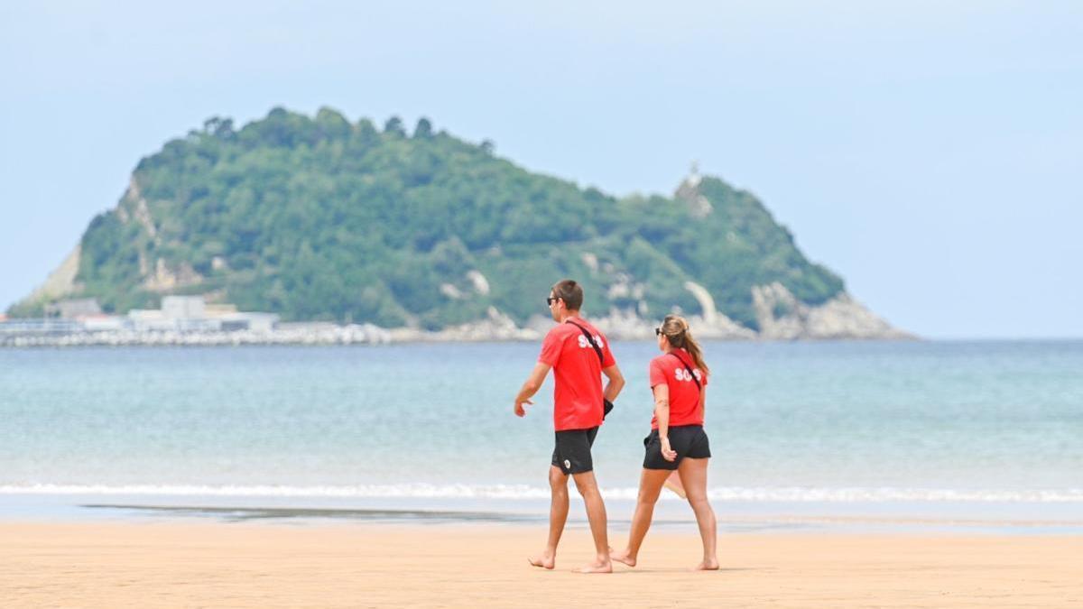 Socorristas en la playa de Zarautz / Arnaitz Rubio