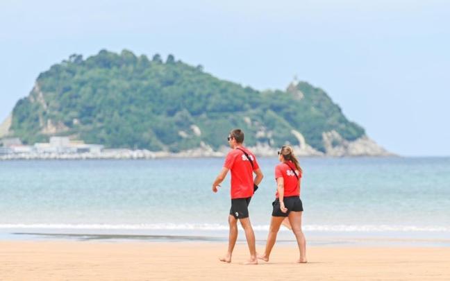 Socorristas en la playa de Zarautz / Arnaitz Rubio